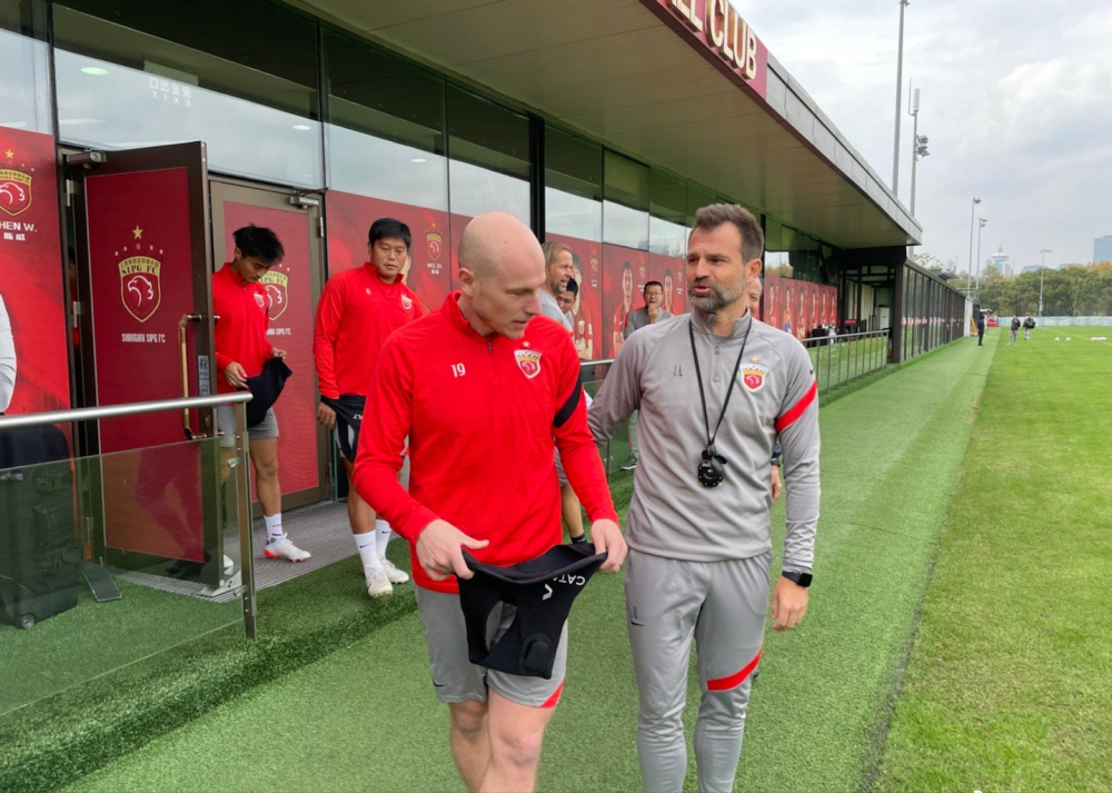 开云线上-这也行？上海久事围绕中超防线松动转会期法兰克福备战欧冠，多伦多猛龙刷新队史纪录备战德国杯(曝2021中超将打满30轮)